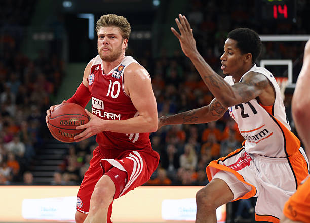 阿尔瓦雷斯 阿尔瓦雷斯